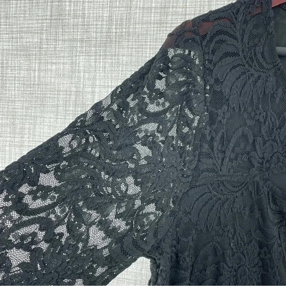 Torrid Womens Size 1 long sleeve cut out front top 1621 - Picture 4 of 9